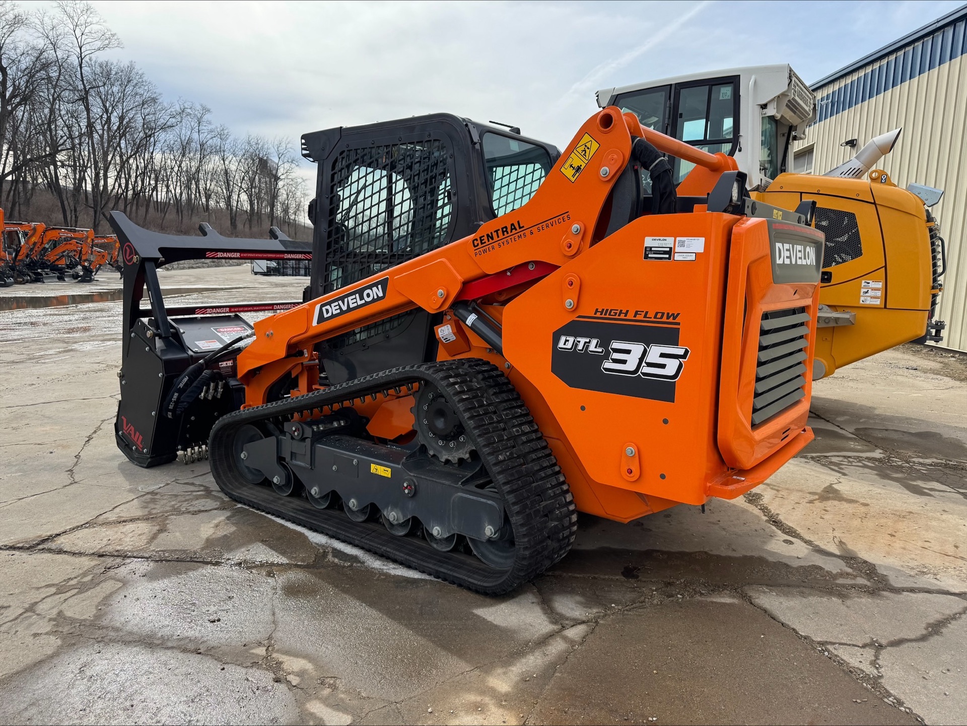 Develon DT135 High Flow skid-steer — side profile