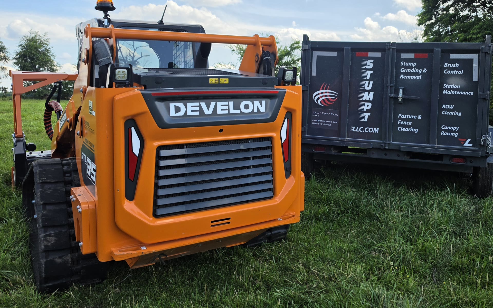Develon DTL35 rear view next to STUMPT trailer services panel